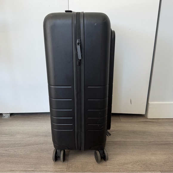 Monos Black 23” Pro Plus Spinner Carry On Luggage - Picture 4 of 11